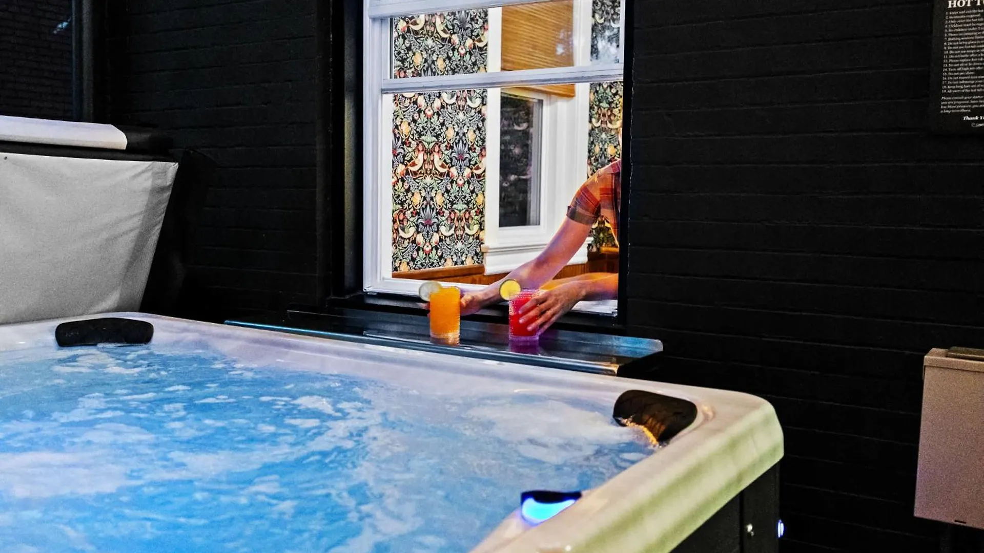 Gatsby House Mansion W Game Lounge & Hot Tub Louisville