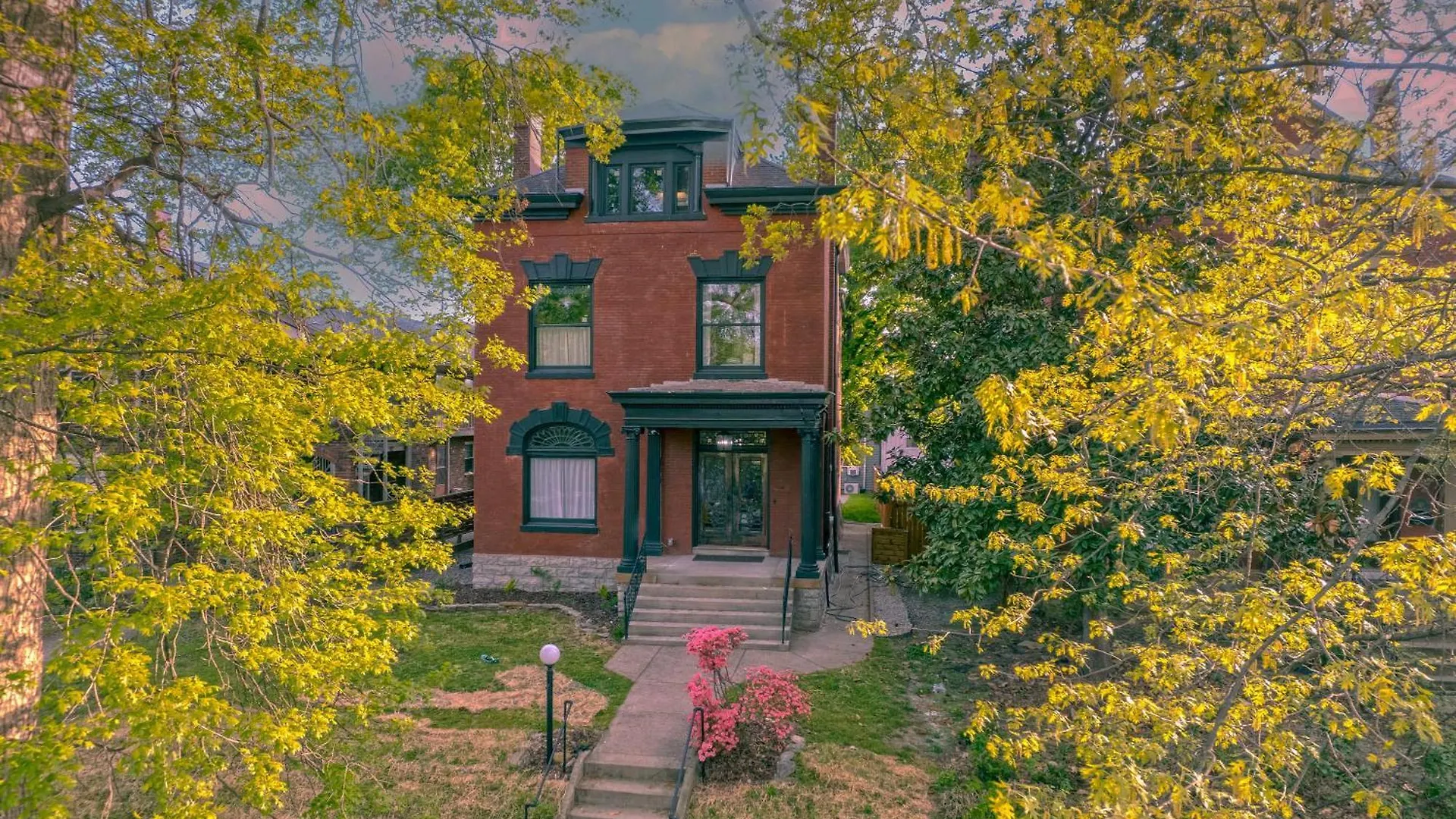 Gatsby House Mansion W Game Lounge & Hot Tub 0*, Louisville