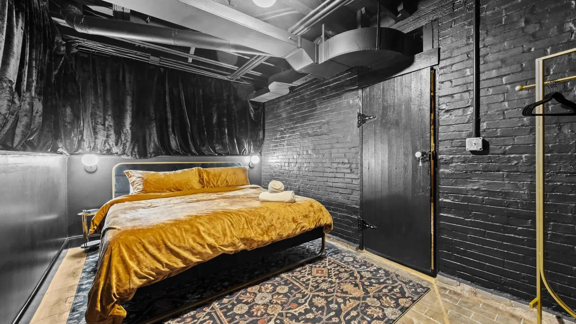 Gatsby House Mansion W Game Lounge & Hot Tub Holiday home Louisville